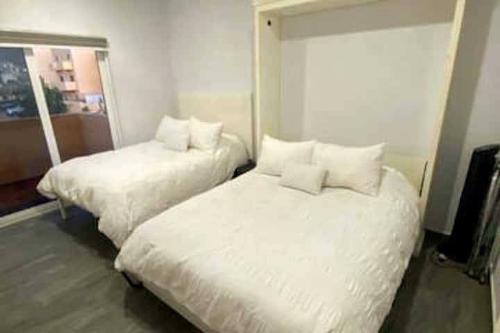 تم تجهيز غرفة نوم الضيوف بسريرين كوين مريحين.  أحد الأسرّة هو سرير ميرفي إذا كنت بحاجة إلى فتحه لتوفير مساحة لسرير أطفال أو منطقة لعب للأطفال أو بعض اليوغا الداخلية.  توفر الألحفة المريحة صوتًا للنوم مع شرفة في المناطق النائية.