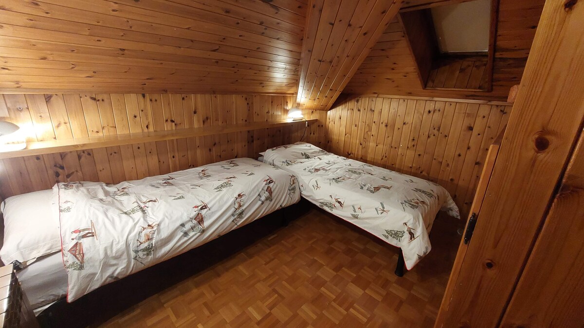 habitación con dos camas individuales 