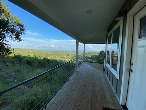 Beautiful Hilltop Retreat with Amazing Views