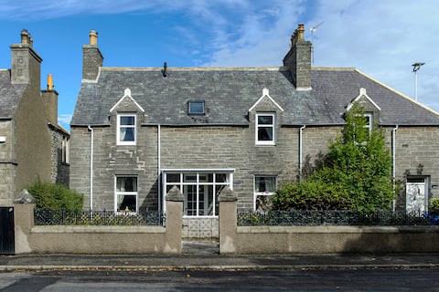 Charming Townhouse on North Coast Route, Wick