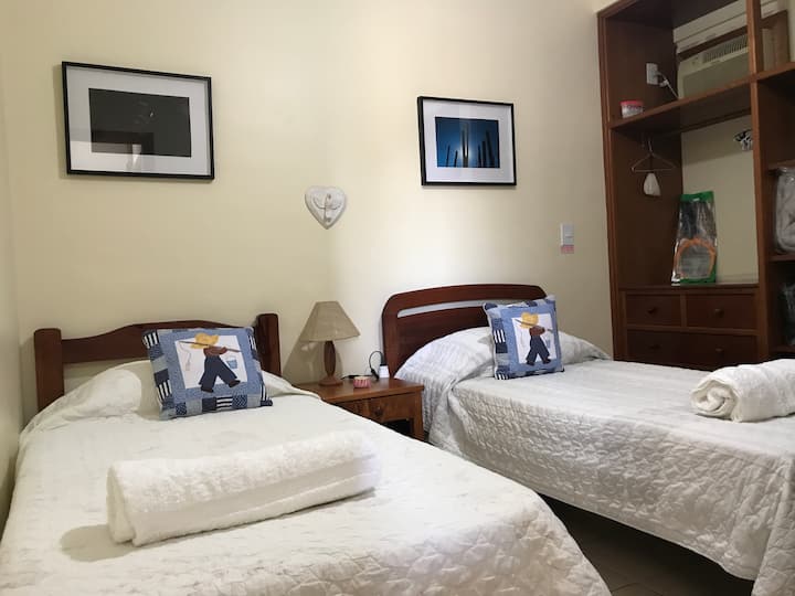 Habitación 1: ofrecemos ropa de cama y de baño Buddemeyer. Habitación con aire acondicionado, ventilador de techo y balcón. 