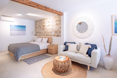 Newly Renovated Charming Studio in Town Center