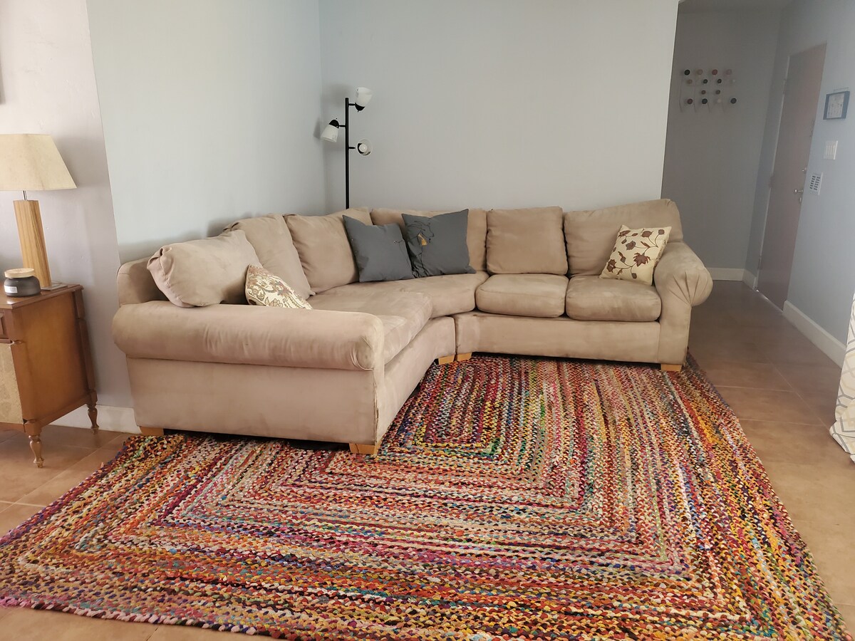 ห้องนั่งเล่นขนาดใหญ่ที่สวยงามแห่งนี้มีโซฟาที่สะดวกสบายที่สุดในโลก - และสามารถนอนได้ 2 คนพร้อมพื้นที่เหลือเฟือ  