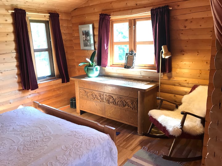 主卧配有阅读灯和电源插座的主卧摇椅。