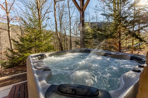 Gigi's Mountain Log Cabin with New luxury  hot tub