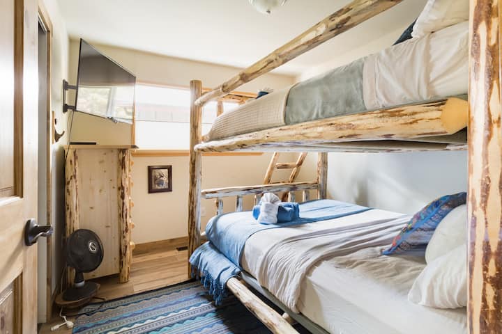 Lit queen size confortable avec lits superposés queen size. Mobilier en rondins fabriqué à la main.  Excellente chambre pour enfants ou confortable pour toute la famille !  Peut accueillir jusqu'à quatre personnes au total.  La grande télévision ROKU avec écran dispose de plus de 1 000 films et chaînes.
