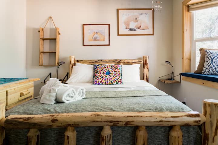 2e chambre avec baie vitrée ensoleillée.
