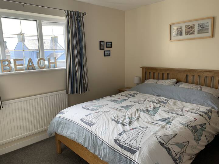 Dormitorio principal con cama tamaño king, cómoda y armario empotrado. ¡Y un vistazo al mar!