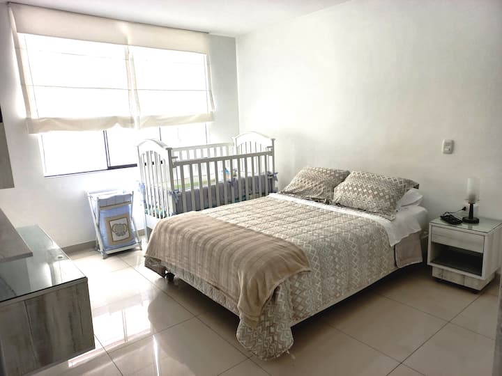 Dies ist das gleiche Schlafzimmer, aber mit einem Standard-Kinderbett eingerichtet. Frag mich einfach im Voraus, es einzurichten, wenn du es brauchst.