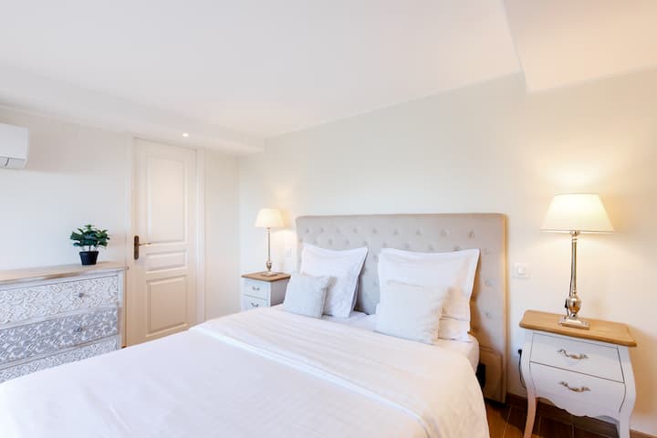 BEDROOM #1
Master suite with queen size double bed (160 x 200), shower room en-suite shower room and toilet, large dressing room.