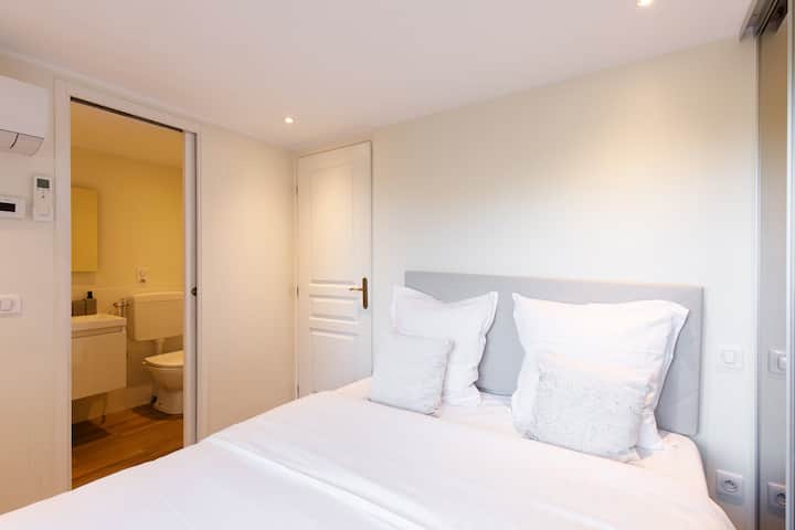 BEDROOM #2
Bedroom with queen size double bed, shower room en-suite shower room and toilet, large dressing room.