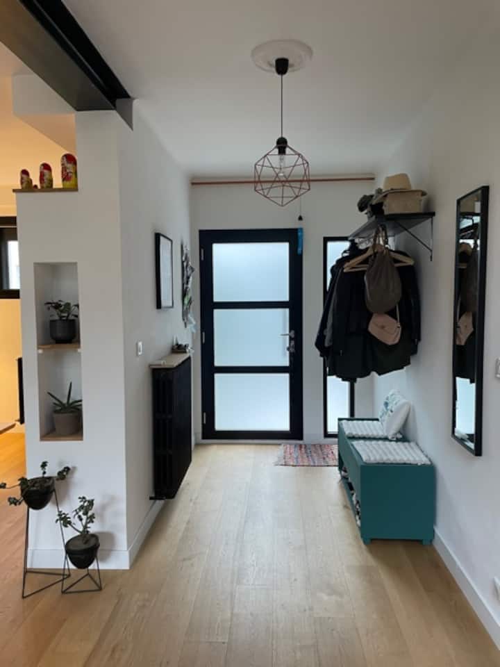 sala de estar junto a la entrada de la casa