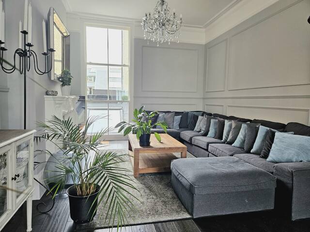 Lovely, spacious 5BR London townhouse with parking gallery image 2