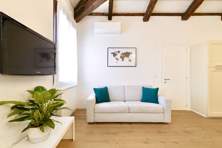 living room / soggiorno 
SILVIO  ☆☆☆☆☆
This is the perfect place for visiting Murano and Venice. Right next to the market makes it easy to have something for dinner. Water bus right next to the house makes it easy to visit Venice.