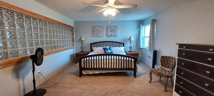 غرفة النوم الرئيسية في الطابق الثاني