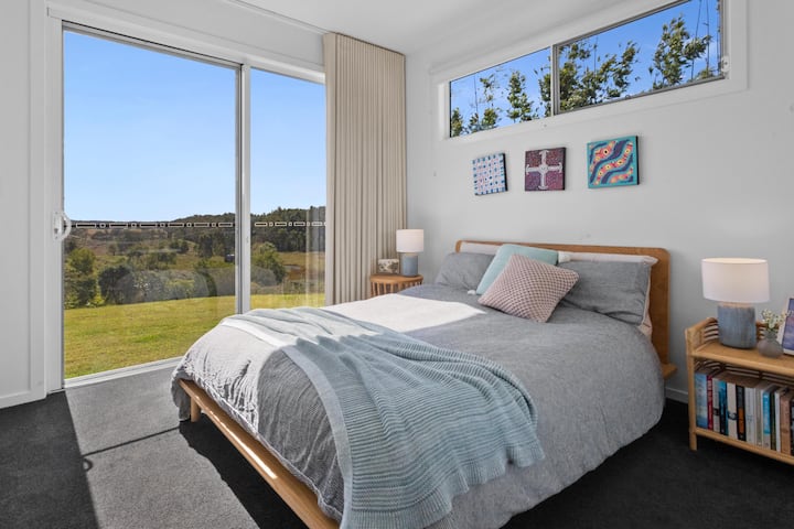 Spálňa 2 feat. queen bed