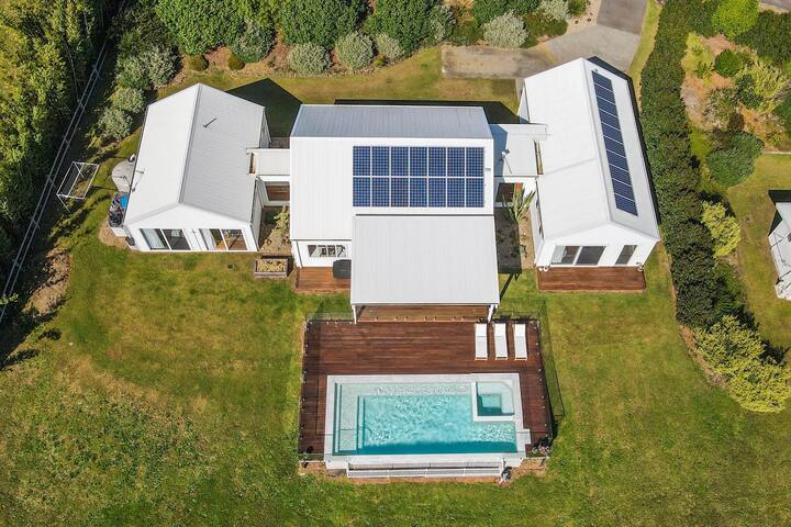 Heron House – Spacious home with pool, spa & sauna gallery image 3