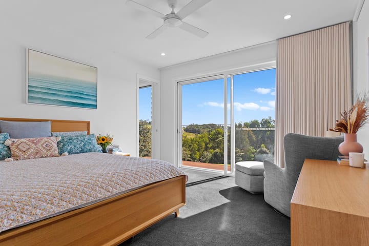 Spálňa 1 feat. king bed