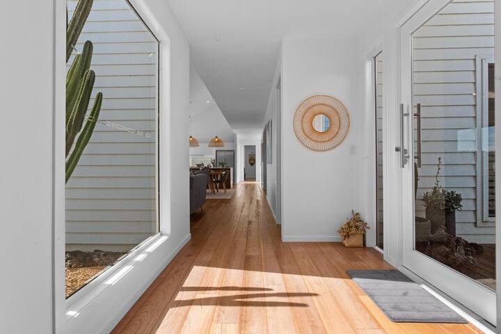 Heron House – Spacious home with pool, spa & sauna gallery image 5