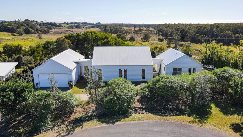 Heron House – Spacious home with pool, spa & sauna gallery image 2