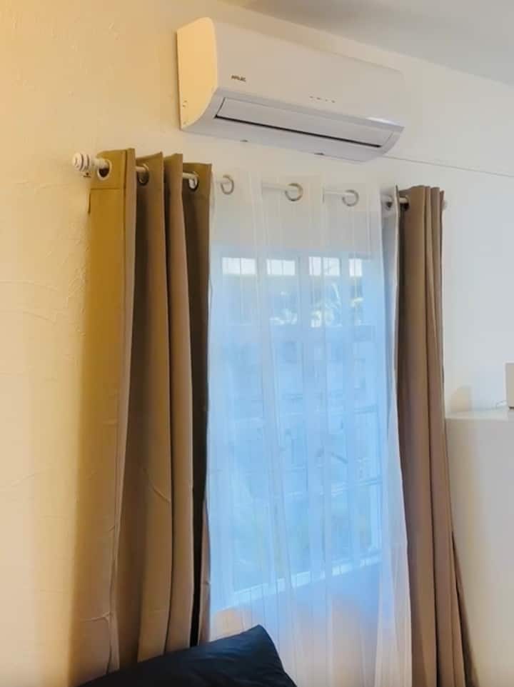 Sono state aggiunte nuove tende di blocco per garantire la privacy e il comfort degli ospiti. Il bungalow dispone di due nuovi sistemi di climatizzazione split a ciclo inverso installati per giornate / notti più calde nella camera da letto principale e nella zona giorno separata