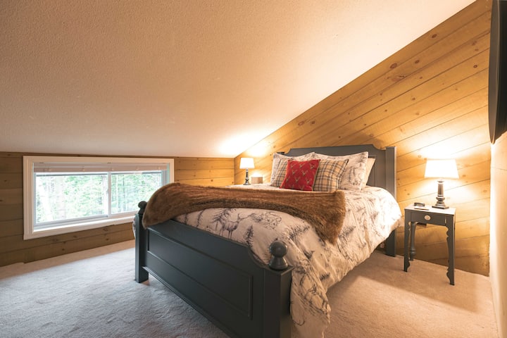 2nd FL - The Moose Room with queen bed, closet, and open shelving