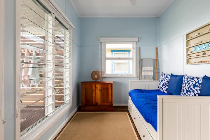 Sunroom
- Prekrasan pogled 
- jednostruki dnevni krevet koji se lako širi u udoban bračni krevet. 
- Stropni ventilator