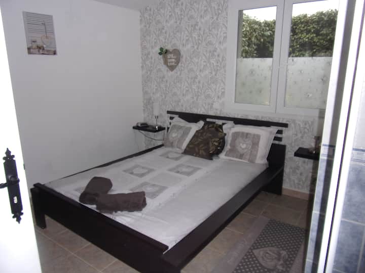 La habitación con cama de 140 cm y TV