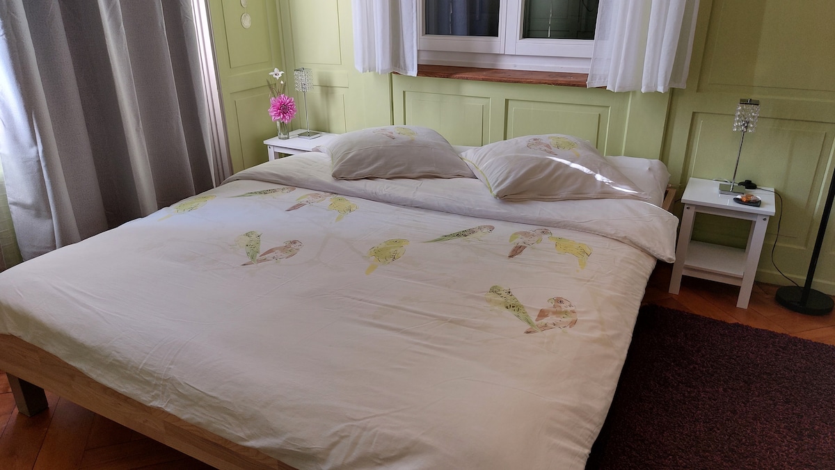 سرير مزدوج مع بطانية