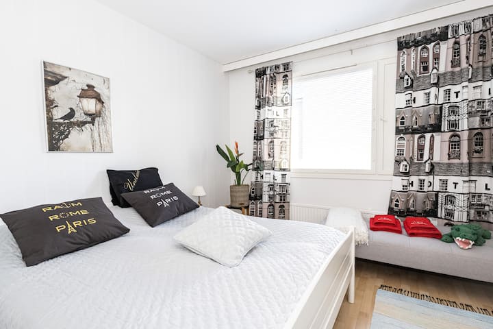 Ensimmäisessä makuuhuoneessa parisänky ja päiväsohva joka toimii myös vuoteena tarvittaessa.