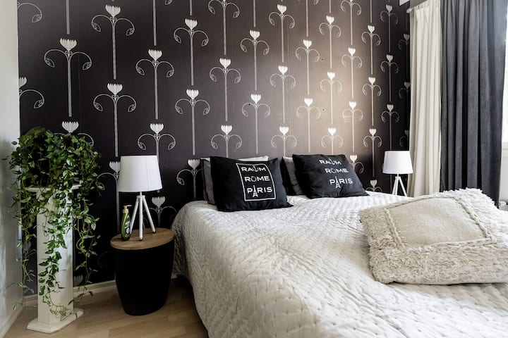 Toisessa makuuhuoneessa kaksi erillistä vuodetta. Lapsen sänky sijoitettu tänne myös.