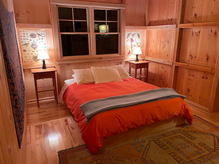 Брачен кревет со брачен кревет во втора спална соба