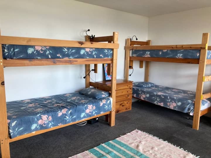 双层客房设有独立淋浴间和独立厕所。 可爱的空间，可以接待我们的年轻房客。