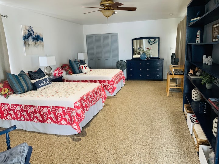 Dormitorio 1: la habitación Whe en el nivel principal tiene 2 camas dobles, un gran estante para libros y un armario lleno de juegos. Un baño completo se encuentra junto al dormitorio.