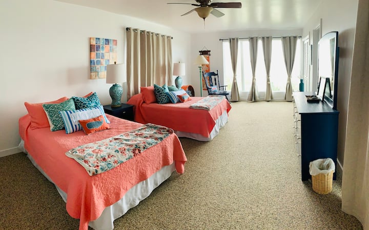 Dormitorio 2: la habitación Salmon en el nivel principal cuenta con 2 camas dobles, 3 armarios,  chaqueta y baño Jill, con hermosas vistas al mar.