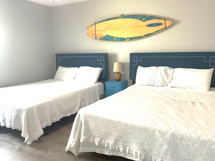 Zwei Queensize-Betten im zweiten Schlafzimmer