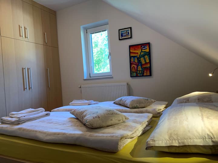 Dormitorio acogedor con una cama matrimonial