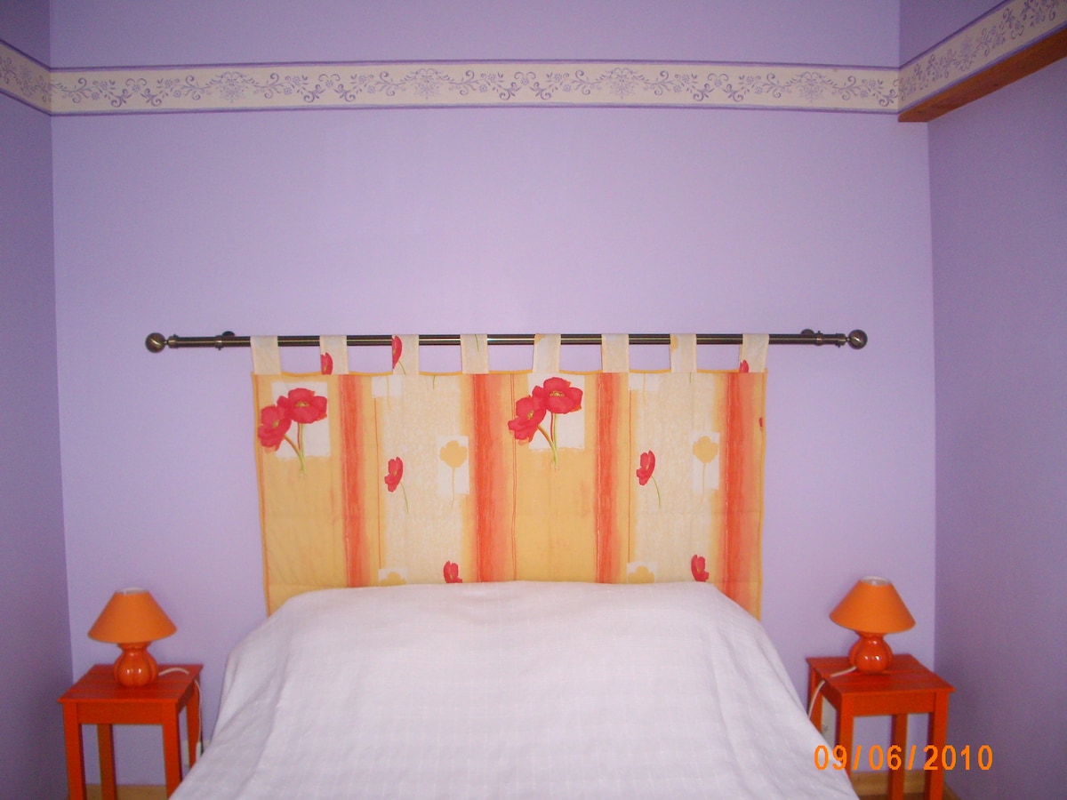 חדר שינה עצמאי עם מיטת 140 X 190.