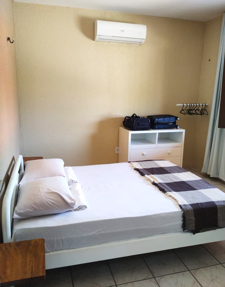 Nyumba za kitanda cha watu wawili zilizo na kabati la kuweka sanduku lako na droo , rafu ya nguo na kiyoyozi