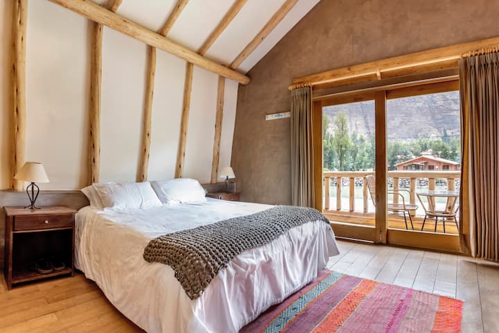 2nd floor: Master Bedroom w/full bathroom and balcony overlooking the river