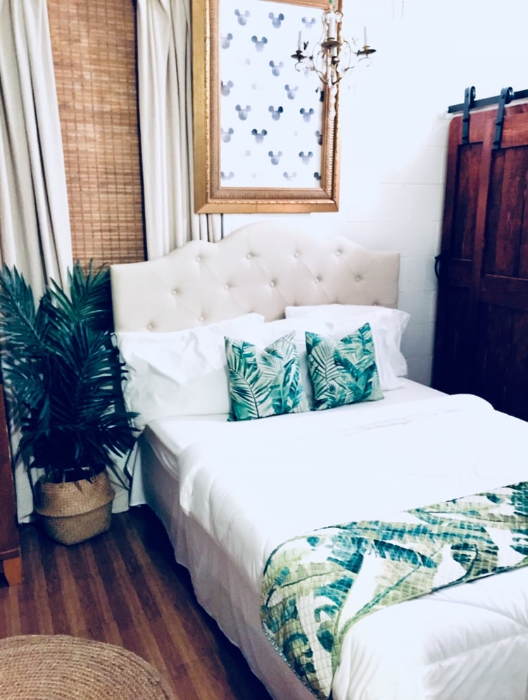 ด้านขวาของพื้นที่ห้องนอน (ธีมเด็ก) ด้านนี้มีเตียงขนาดใหญ่ 1 เตียงตกแต่งในเครื่องนอนต้นปาล์มเขตร้อนฟลอริดาโคมระย้าและการตกแต่งผนังดิสนีย์ มีหีบสมบัติที่เต็มไปด้วยของที่ระลึกของดิสนีย์และการแต่งตัวให้สำรวจ