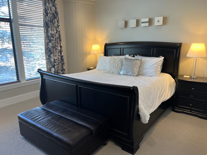 Pohodlná manželská posteľ v strede poschodia