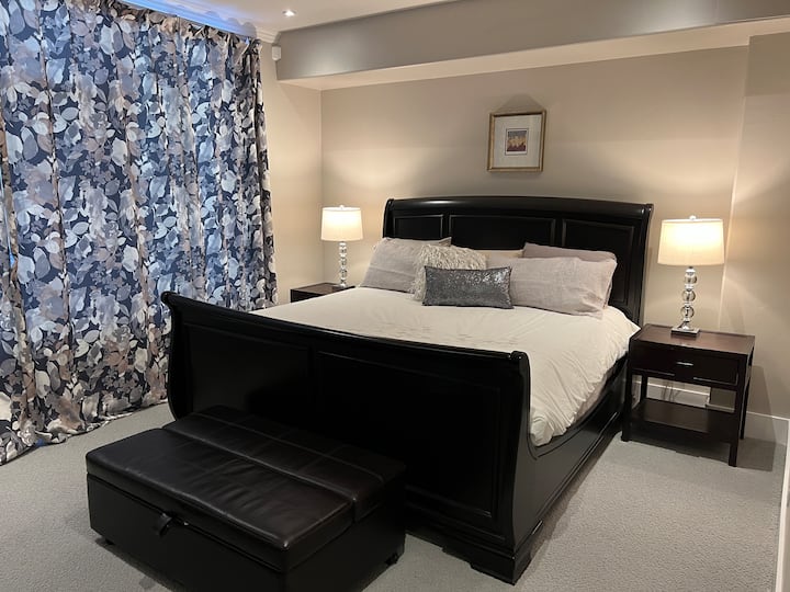 Pohodlná manželská posteľ na spodnom poschodí