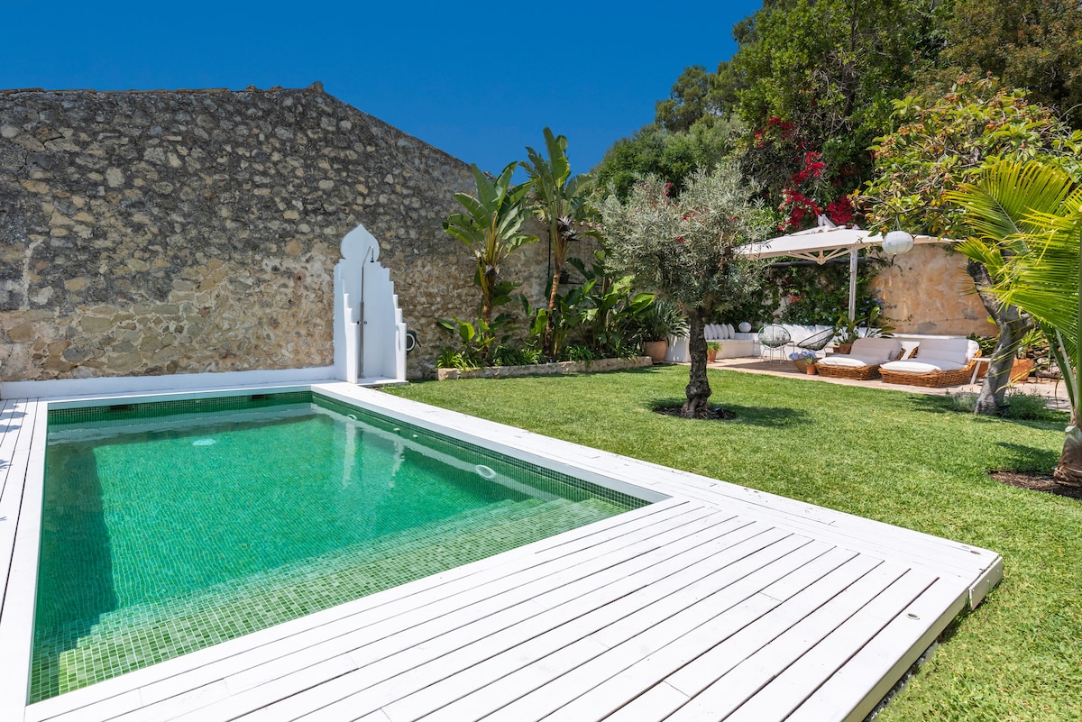Propiedad de Airbnb exitosa: Town villa with garden&heated pool en Selva