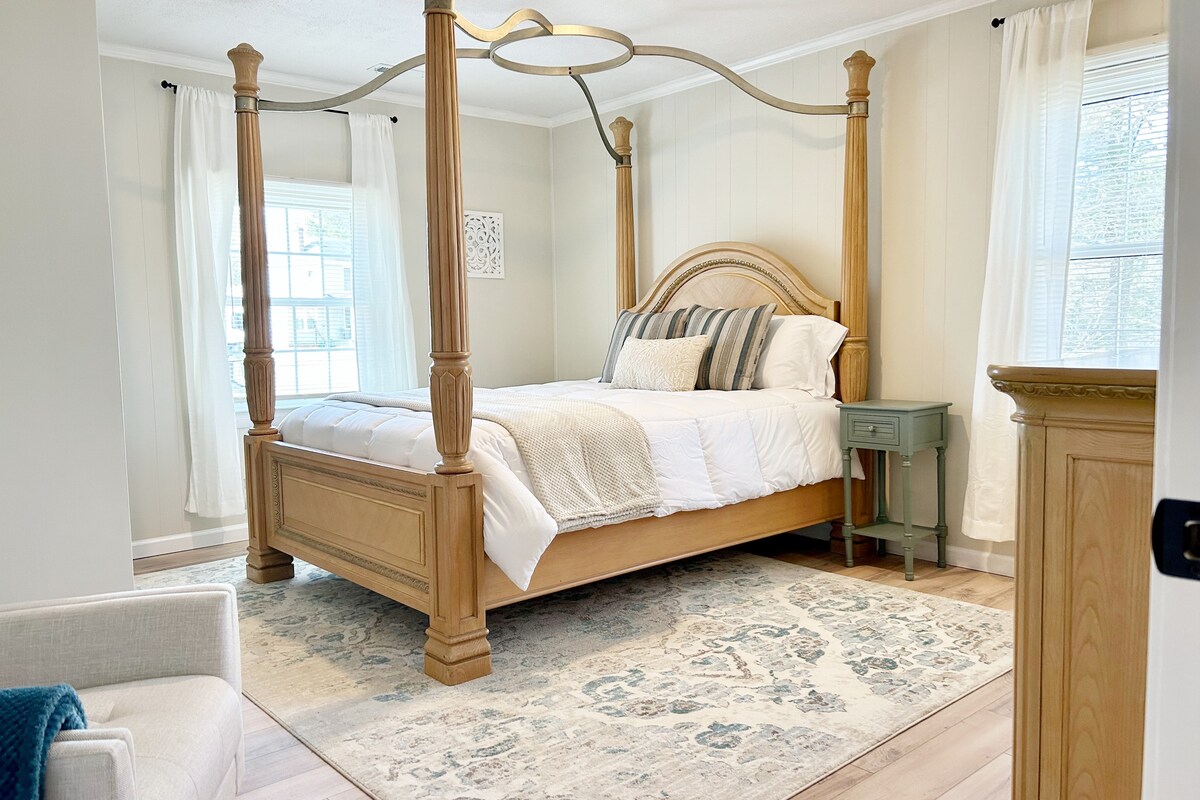 ห้องนอนควีนไซส์ติดกับพื้นที่ทานอาหาร