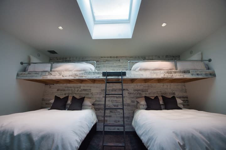 ห้องเตียงสองชั้นเตียงควีนไซส์ 2 เตียงและเตียงเดี่ยว 2 เตียง