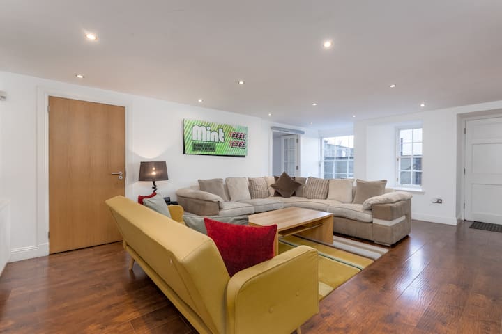 York Place City Centre 4 bedroom Duplex Apartment gallery image 2