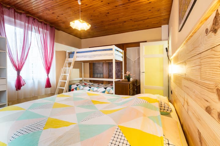 Chumba cha Abeilles
1 Kitanda cha watu wawili 160x200
Kitanda 1 cha ghorofa 2 mara 90x190