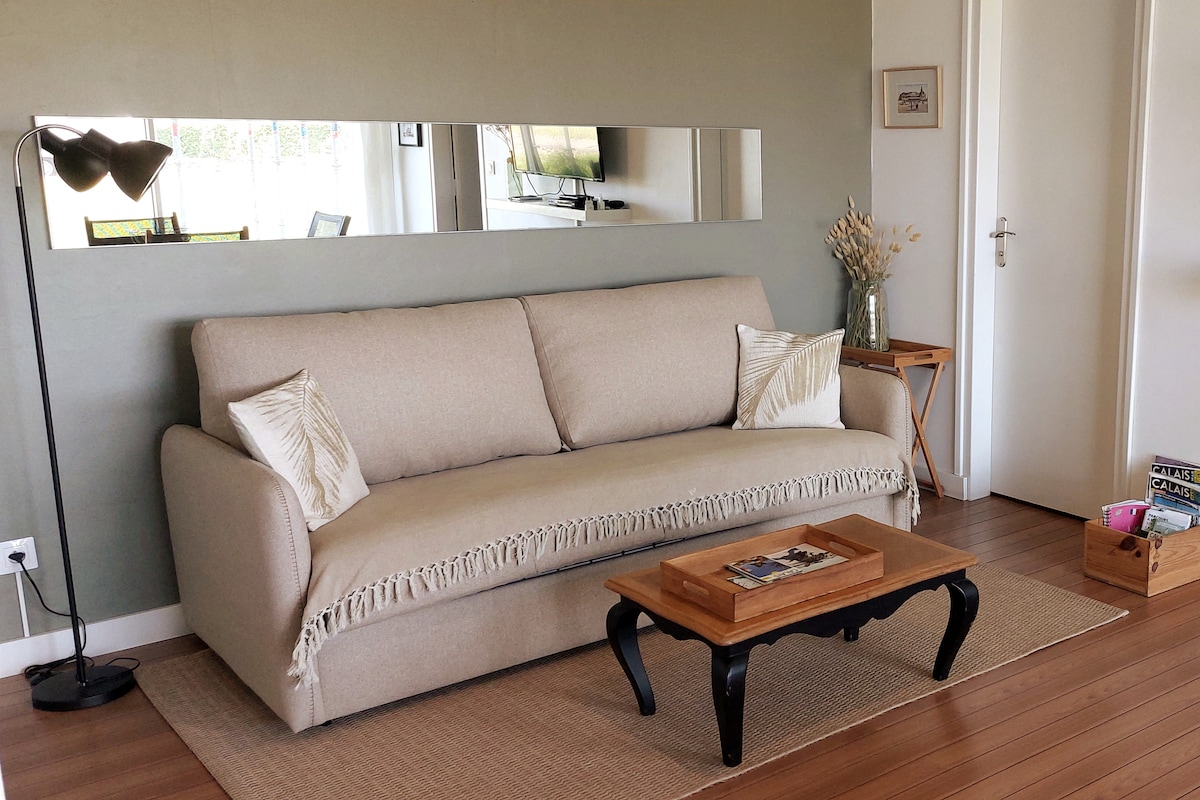 Annonce Airbnb populaire: Sea view apartment with direct beach access à Calais