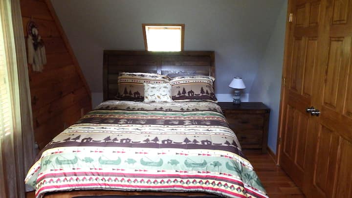 Кревет 2 на вториот кат со брачен кревет (широк 180-220 см)